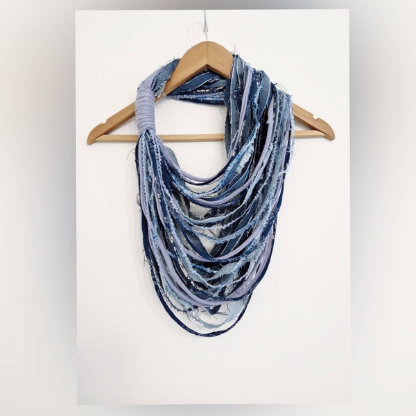 Vieux jeans Jeans effilochés Denim Écharpe Collier Tissu Bijoux Textile Déclaration Denim Collier Chunky Écharpe Festival tenue Foulards d’été