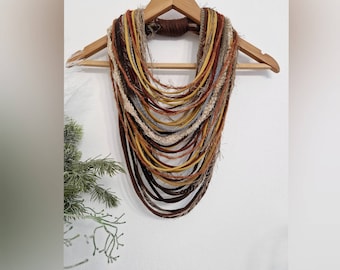 Collana autunnale color senape, con sciarpa infinita stile bosco, collana tribale hippie boho, divertente da indossare.