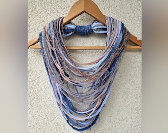 Bufanda de mezclilla, collar, vaqueros viejos, desgastados, reciclados, joyas de tela, collar llamativo textil, capucha de festival, bufanda de verano ligera