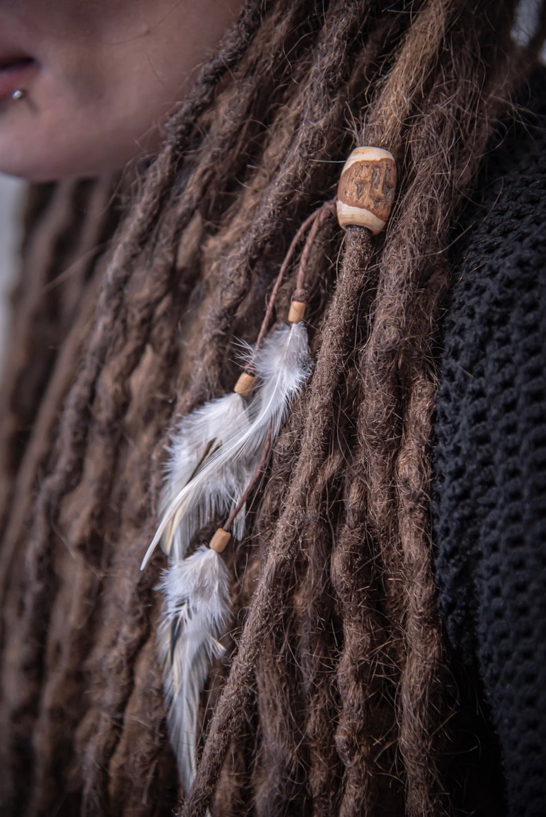 Dreadlock Schmuck Lock Accessoire Dread Perle aus Kiefernholz mit Federn Dreadlock Zubehör Dreads Accessoire Lok Schmuck Perlen mit Federn. Bild 6