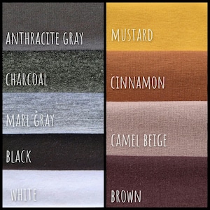 K&ouml;nnte beinhalten: Eine Farbpalette mit Stoffmustern in verschiedenen Farbt&ouml;nen. Die linke Seite zeigt Anthrazitgrau, Holzkohle, Marl Grey, Schwarz und Wei&szlig;. Die rechte Seite zeigt Senf, Zimt, Kamelbeige und Braun, jeweils mit ihren Namen.