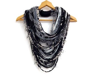 Collier écharpe en textile gris noir et blanc Collier en fibres Festival tribal Bijoux fantaisie Foulards à l'infini Coacella Burning Man Capuche à l'infini