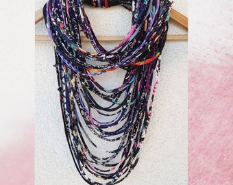 Oversized stoffen ketting statement oneindigheidssjaal donkere kleurrijke ketting Boho hippie Tribal ketting LEUK OM TE DRAGEN ketting fancy sjaals