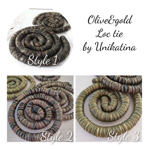 K&ouml;nnte beinhalten: Olive- und goldfarbene Loc-B&auml;nder von Unikatina, bestehend aus drei verschiedenen Stilen flexibler, spiralf&ouml;rmiger Haaraccessoires. Jedes Band ist mit Stoff umwickelt und mit goldenen F&auml;den akzentuiert, dargestellt als Spiralen mit der Beschriftung Style 1, 2 und 3.