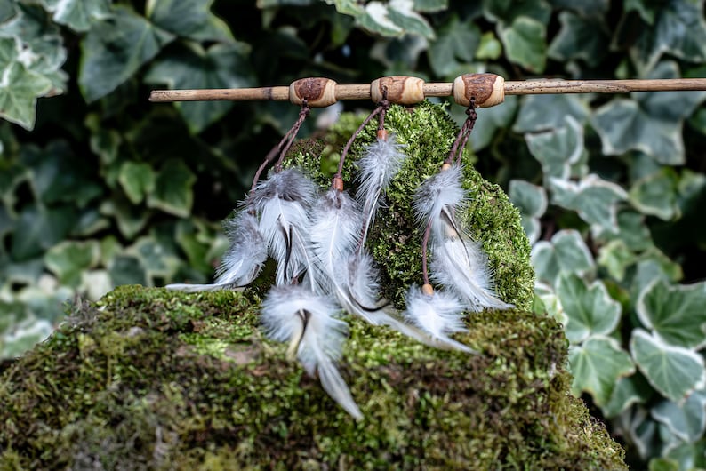 Dreadlock Schmuck Lock Accessoire Dread Perle aus Kiefernholz mit Federn Dreadlock Zubehör Dreads Accessoire Lok Schmuck Perlen mit Federn. Bild 5