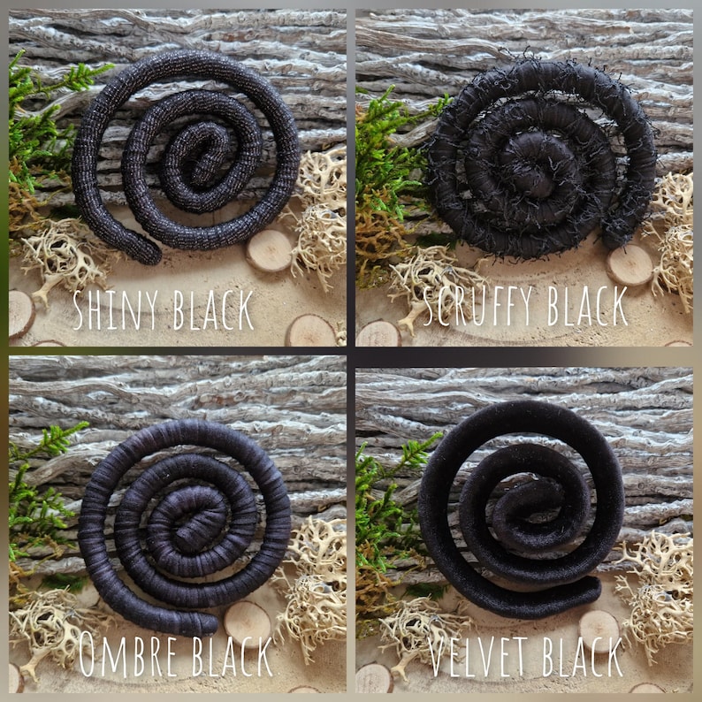 K&ouml;nnte beinhalten: Vier spiralf&ouml;rmige Haaraccessoires in Schwarz. Oben links steht SHINY BLACK, oben rechts SCRUFFY BLACK, unten links OMBRE BLACK und unten rechts VELVET BLACK. Jede Spirale ist vor einem strukturierten, nat&uuml;rlichen Hintergrund abgebildet.