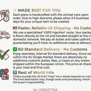 Op de afbeelding: Cr&egrave;mekleurige afbeelding met tekst over verzending en productie. Bevat tekst over verzending in de VS en de EU, en internationale bestellingen. Bevat ook tekst over handgemaakte items en productietijd.
