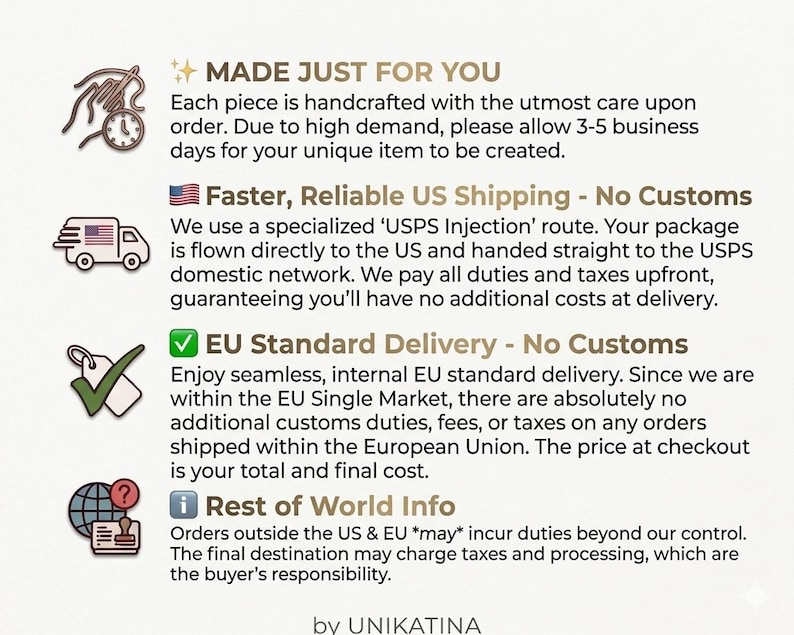 Op de afbeelding: Cr&egrave;mekleurige afbeelding met tekst over verzending en productie. Bevat tekst over verzending in de VS en de EU, en internationale bestellingen. Bevat ook tekst over handgemaakte items en productietijd.