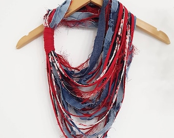 Collar de bufanda de mezclilla con acento rojo Joyería de tela Collar de mezclilla textil Bufanda roja Collar de fibra de jeans reciclados reutilizados Bufandas de verano