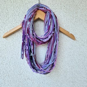Sciarpa lavanda, sciarpa lilla, collana in tessuto, sciarpa multifilo, sciarpe viola infinito, cappuccio ametista, collana scialle viola