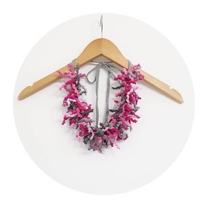 Roze grijze ketting van textielgaren met kwastjes, zomerse sieraden in koraalvorm, unieke kunst, zeemeerminsieraden, cadeau voor haar