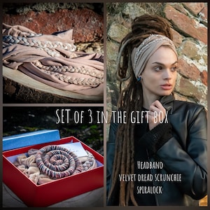 Peut inclure: Un ensemble de trois accessoires pour cheveux dans une boîte cadeau rouge, comprenant un bandeau tressé beige, un chouchou en velours pour dreadlocks et un spiralock. Texte : SET OF 3 IN THE GIFT BOX, HEADBAND, VELVET DREAD SCRUNCHIE, SPIRALOCK.