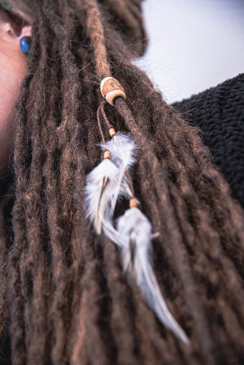 Dreadlock Schmuck Lock Accessoire Dread Perle aus Kiefernholz mit Federn Dreadlock Zubehör Dreads Accessoire Lok Schmuck Perlen mit Federn. Bild 7