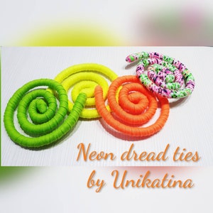 Op de afbeelding: Vier spiraalvormige stoffen haarelastieken in neon groen, geel, oranje en een meerkleurig patroon van roze en groene sterren. De tekst Neon dread ties by Unikatina is in het oranje onder de items op een witte achtergrond gedrukt.