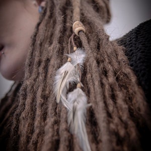 Dreadlock Schmuck Lock Accessoire Dread Perle aus Kiefernholz mit Federn Dreadlock Zubehör Dreads Accessoire Lok Schmuck Perlen mit Federn. Bild 4