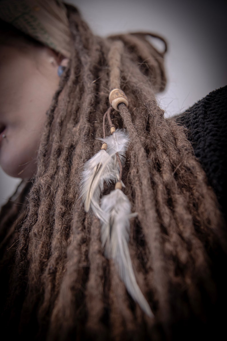 Dreadlock Schmuck Lock Accessoire Dread Perle aus Kiefernholz mit Federn Dreadlock Zubehör Dreads Accessoire Lok Schmuck Perlen mit Federn. Bild 4