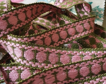 Vintage classique Français Narrow Pink - Dark Olive Green Passementerie Trim, parfait pour les projets vintage Couture Couture Home Decor
