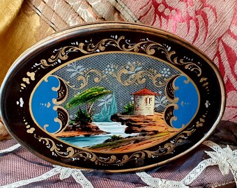 Superbe rare boîte fixe sur verre ovale antique française du 19ème siècle, églomisé, peinte au revers, bonbonnière églomisée, boîte à bonbons en verre églomisé.