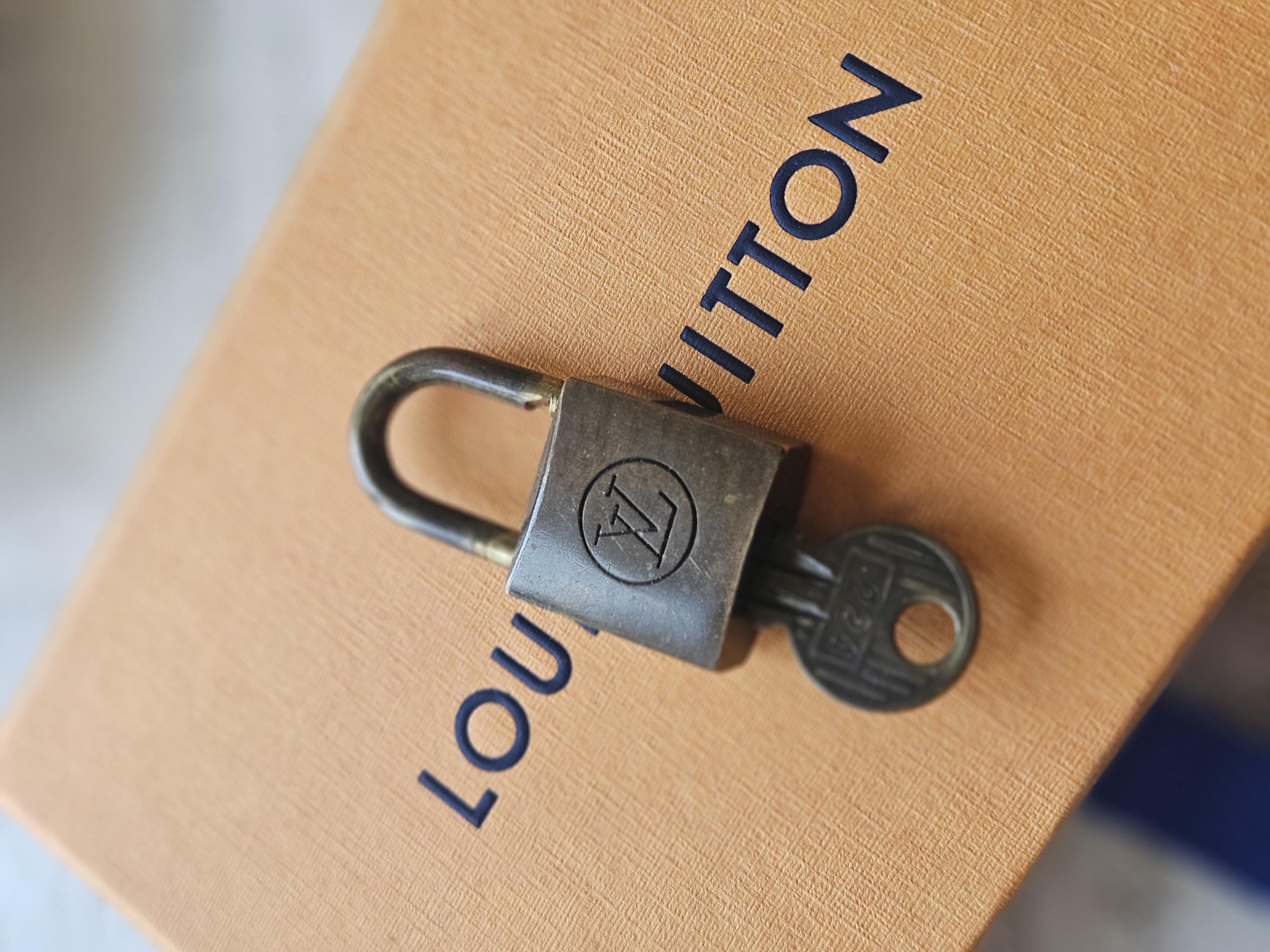 Louis Vuitton ロックとキー キーホルダー Louis Vuitton Lock and Key - Etsy