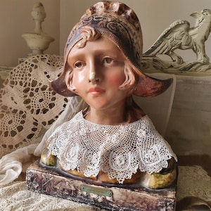 Bellissimo collare o giogo antico francese Normandia traforato all'uncinetto in pizzo per abito del XIX secolo, un tesoro francese d'epoca davvero splendido e unico, circa 1890