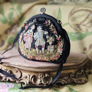 並外れた 19 世紀のアンティーク フランスのアール ヌーボー刺繍入りシルク バッグ / サック、メイン - 絶妙なルネッサンスの求愛カップルのロマンチックなシルク ハンドバッグ。