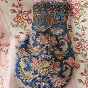 Magnifique tapisserie antique rehaussée de France du XIXe siècle et pochette en velours / réticule / sac à main ancien sac à tapis exquis / pièce d'art textile rare...