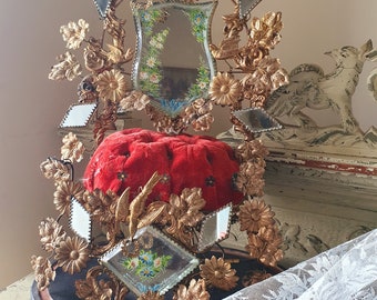 Magnifique coussin d'époque Napoléon III pour mariage, 19e siècle, tissu doré, peint à la main, floral en miroir, présentoir en velours rouge