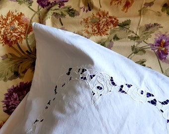 Impresionante monogramado 'E S' Antiguo francés algodón hecho a mano recortado Detalle floral Dote Lino Almohada Sham, cierre de botón e iniciales E S..