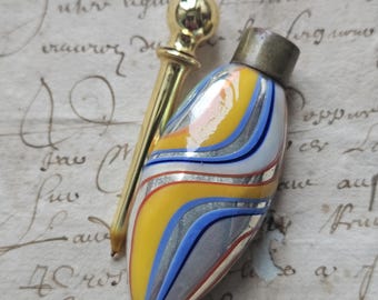 Wykwintna, delikatna, miniaturowa, antyczna, francuska butelka na perfumy ze szkła weneckiego w stylu art déco – żywy niebieski, pomarańczowy, żółte zawijasy na srebrze, złota nakrętka