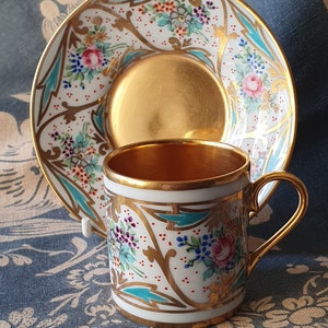 Impresionante antiguo francés raro Sevres pintado a mano gabinete de porcelana dorada taza de café y platillo firmado M.Carpezat, llantas de mango de oro bruñido