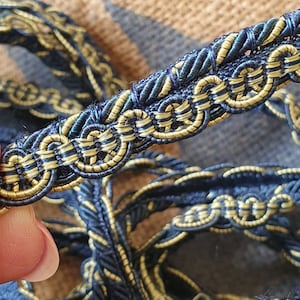 3,65 metri / 12 piedi. di bellissimo bordo passamaneria vintage francese con bordi smerlati in seta blu notte e oro, tavolozza di colori classica