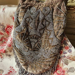 Superbe magnifique sac à main de soirée/sac de soirée/sac de soirée/porte monnaie français ancien en velours taupe, perles taillées dans l'acier et perles