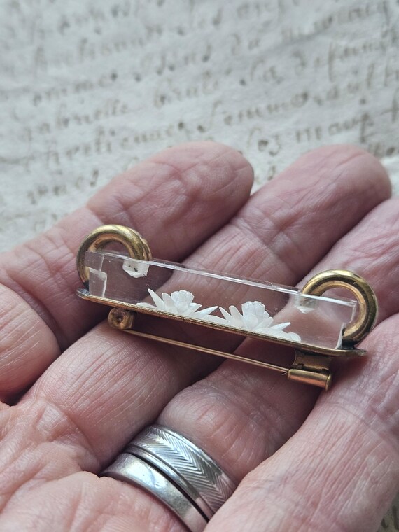 Stunning Antique French Art-Deco Reverse-Carved Eidelweiss Floral Lucite Oblong Pin Brooch-Exquisite Design with Gilt Clasps & Bevelled Edge View 4