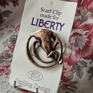 見事なヴィンテージ フランス製アールヌーボー様式の英国製 LIBERTY 銅色スカーフ クリップ スターリング デザイン オリジナル カード ファブ アクセサリー