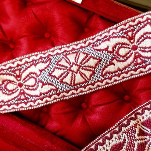 3.04 Mtrs Fabelhafte Vintage Französisch Rot & Weiß Scrolled Motiv Passementerie Borte,Schöne einzigartige Textilbesatz mit schwarz weißem Grund...