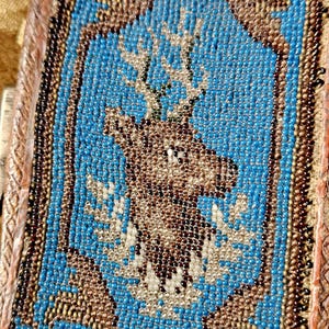 Squisito e raro astuccio da collezione monogrammato con reticolo in microperline fatto a mano in Francia antica del XIX secolo a tema cervo...