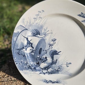 RARE Remarquable assiette à salade Jules Vieillard Bordeaux antique, bleu indigo et écru, XIXe siècle pour Maison Chanut Paris Terre de Fer Faïence Terre de Fer