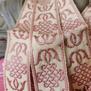 Superbe soie brodée exquise, motifs de passementerie français anciens à volutes, bordures en tissu corail scintillant sur fond jaune paille.
