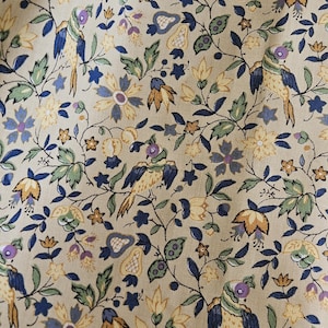 Exquisito remanente de tela con estampado floral y pequeños pájaros franceses vintage. Textil fresco, brillante y bonito para decoración de interiores. ¡Excelente artículo!