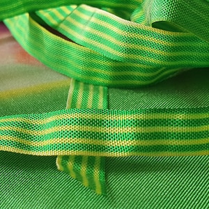 3,50 meter prachtige antieke Franse limoengroene en citroengestreepte zijde smalle unieke passementerie-versiering. Perfect voor projecten, poppenkleding enz.