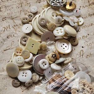 Atemberaubende einzigartige Charge von antiken & Vintage Französisch Perlmutt und Ähnliche Buttons-Unzählige unterschiedliche Formen, Größen, Stile und Schattierungen