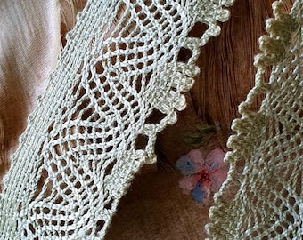 2,28 meter vintage Franse opengewerkte bleke pastelgroene en glinsterende witte verweven brede gehaakte passementversiering, prachtig mooie afwerking