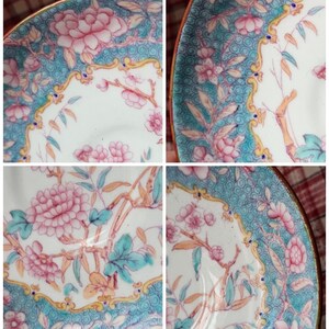 Op de afbeelding: Een set van vier vintage theekopjes en schoteltjes met een blauw en wit bloemenpatroon. De kopjes en schoteltjes hebben een gouden rand en zijn in uitstekende staat.