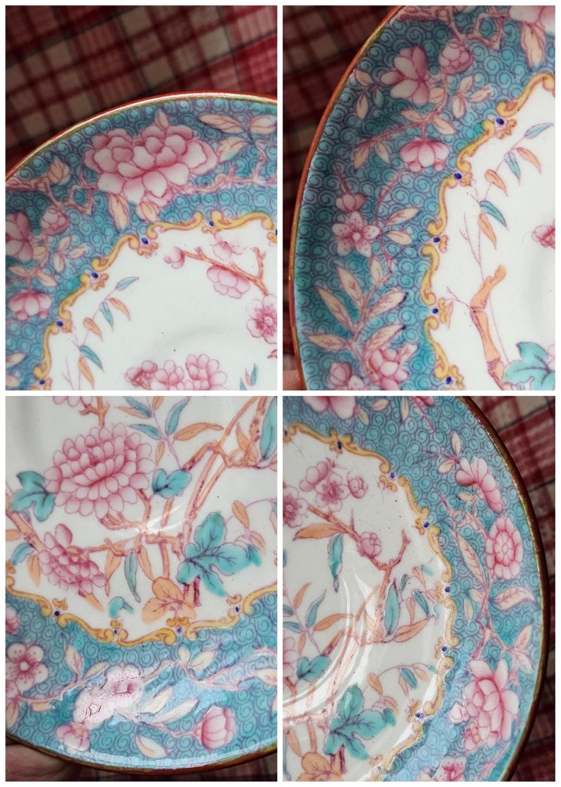 Op de afbeelding: Een set van vier vintage theekopjes en schoteltjes met een blauw en wit bloemenpatroon. De kopjes en schoteltjes hebben een gouden rand en zijn in uitstekende staat.