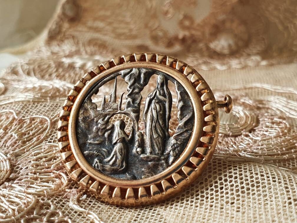 Broche Vintage Religieuse Souvenir De Lourdes - Bijou Ancien En Métal Doré - Occasion