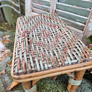 Charmanter verspielter antiker französischer handgefertigter türkisfarbener und roter handgewebter Rattanhocker - Perfekte Anzeige / Einzigartiger französischer Vintage Brocante Fund ...