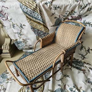 Charmante Vintage französische gewebte Rattan & Bambus Puppen / Poupée Chaise Longue - Perfekte Anzeige / Rollenspiel - Hervorragender Vintage französischer Schatzfund