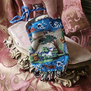 Exquisito y muy raro bolso de mano antiguo del siglo XIX con retícula de microcuentas y marco de acero con temática LA CHASSE, hecho a mano, pieza rara e impresionante