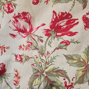 IMPRESSIONANTE sobra de tecido de algodão francês antigo Grand Teint Meuble com rosas vermelhas e rosas - incrivelmente lindo - Projeto têxtil vintage perfeito...