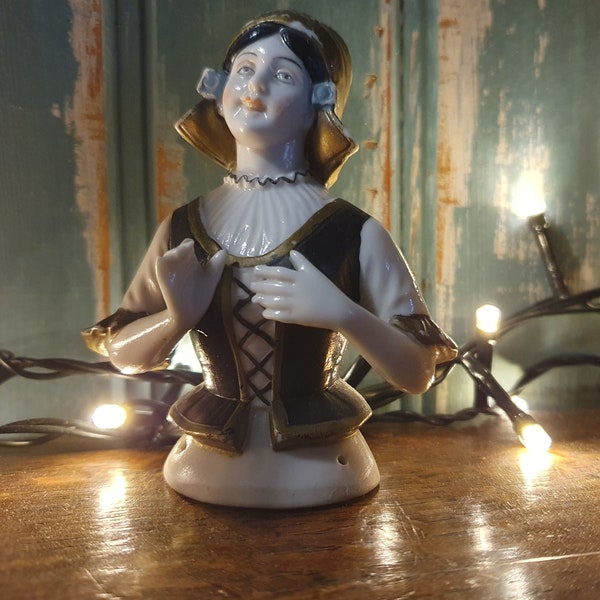 Costume régional unique rare décoré antique Français Bretagne / Demi-poupée en porcelaine de Bretagne, demi-poupe, poupée épingle, peut-être l'Allemagne vers les années 1920
